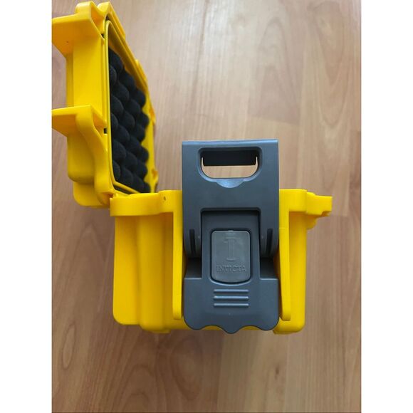 Invicta Yellow Classic Single Slot Watch Box Waterproof - Picture 9 of 10